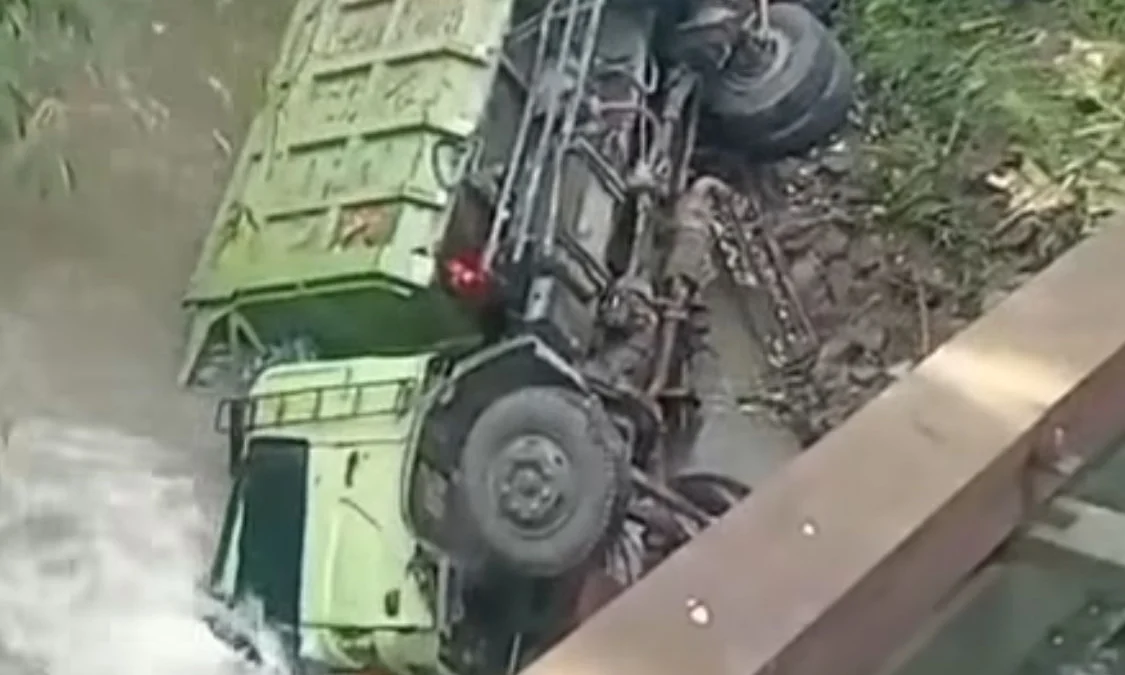 Truk fuso tanpa muatan terjun bebas usai menabrak pembatas jembatan Guha Monyet di Jalan Raya Purwakarta-Padalarang. Jumat (13/12). Dok tangkapan layar video warga