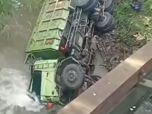 Truk fuso tanpa muatan terjun bebas usai menabrak pembatas jembatan Guha Monyet di Jalan Raya Purwakarta-Padalarang. Jumat (13/12). Dok tangkapan layar video warga