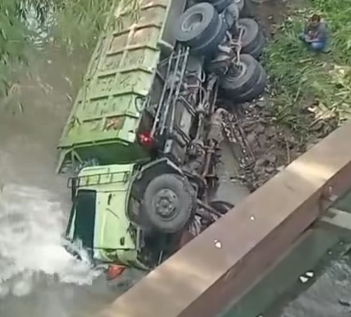 Truk fuso tanpa muatan terjun bebas usai menabrak pembatas jembatan Guha Monyet di Jalan Raya Purwakarta-Padalarang. Jumat (13/12). Dok tangkapan layar video warga