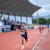 Pelari asal SMAN 1 Cisaru, Nashat Abdul Holik Zaenudin berhasil jadi kampiun Middle 1000m putra SMA, di gelaran Pertamina SAC Indonesia 2024-2025 West Java Qualifiers, Minggu (15/12), di SOR Arcamanik, Kota Bandung. (Sadam / JE)