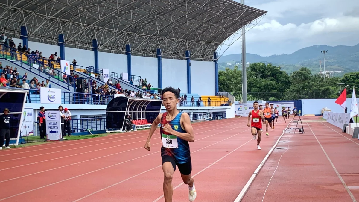 Pelari asal SMAN 1 Cisaru, Nashat Abdul Holik Zaenudin berhasil jadi kampiun Middle 1000m putra SMA, di gelaran Pertamina SAC Indonesia 2024-2025 West Java Qualifiers, Minggu (15/12), di SOR Arcamanik, Kota Bandung. (Sadam / JE)