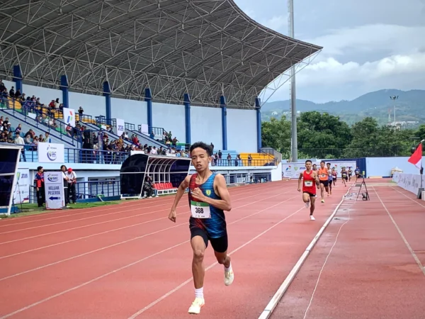 Pelari asal SMAN 1 Cisaru, Nashat Abdul Holik Zaenudin berhasil jadi kampiun Middle 1000m putra SMA, di gelaran Pertamina SAC Indonesia 2024-2025 West Java Qualifiers, Minggu (15/12), di SOR Arcamanik, Kota Bandung. (Sadam / JE)