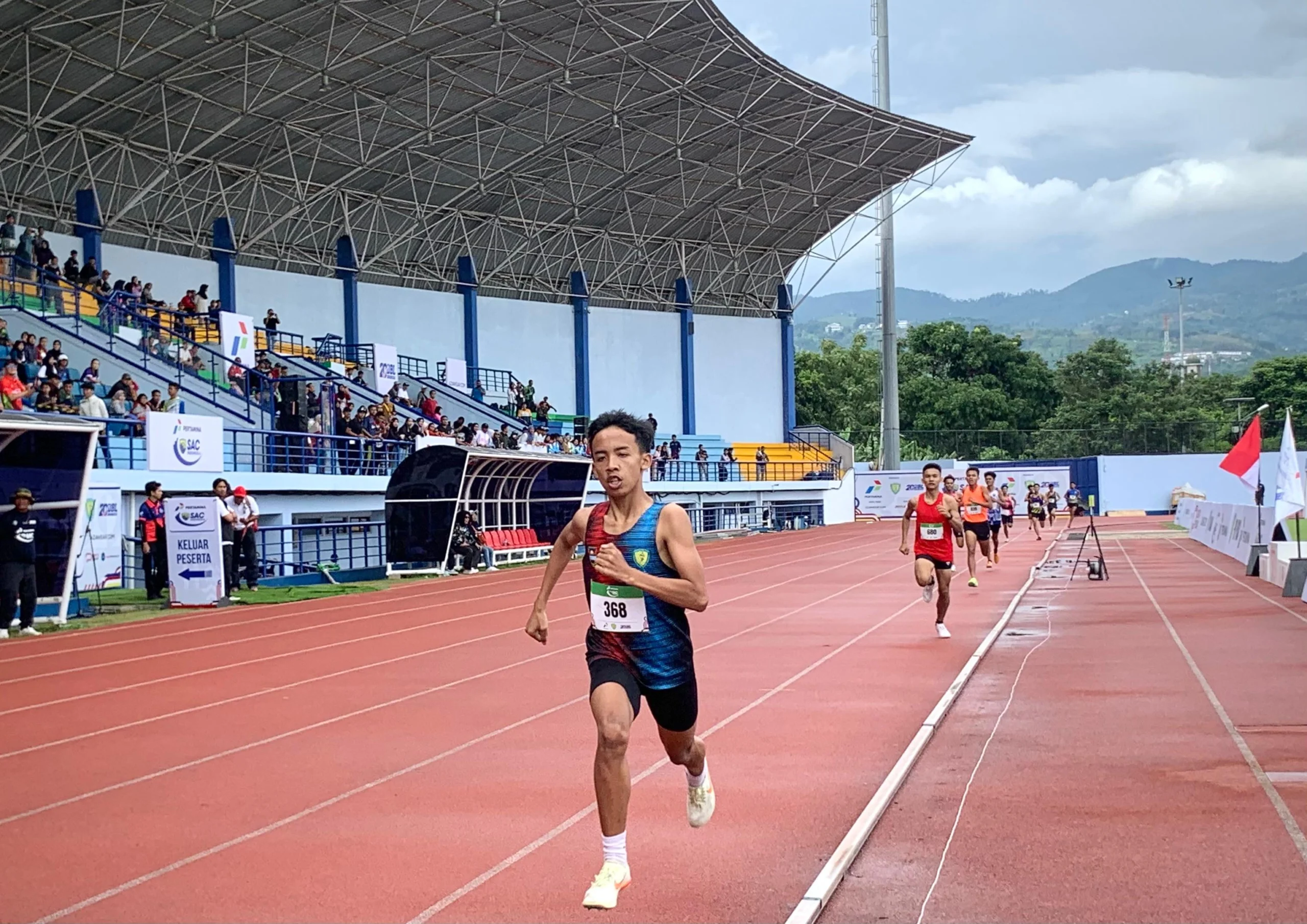 Pelari asal SMAN 1 Cisaru, Nashat Abdul Holik Zaenudin berhasil jadi kampiun Middle 1000m putra SMA, di gelaran Pertamina SAC Indonesia 2024-2025 West Java Qualifiers, Minggu (15/12), di SOR Arcamanik, Kota Bandung. (Sadam / JE)