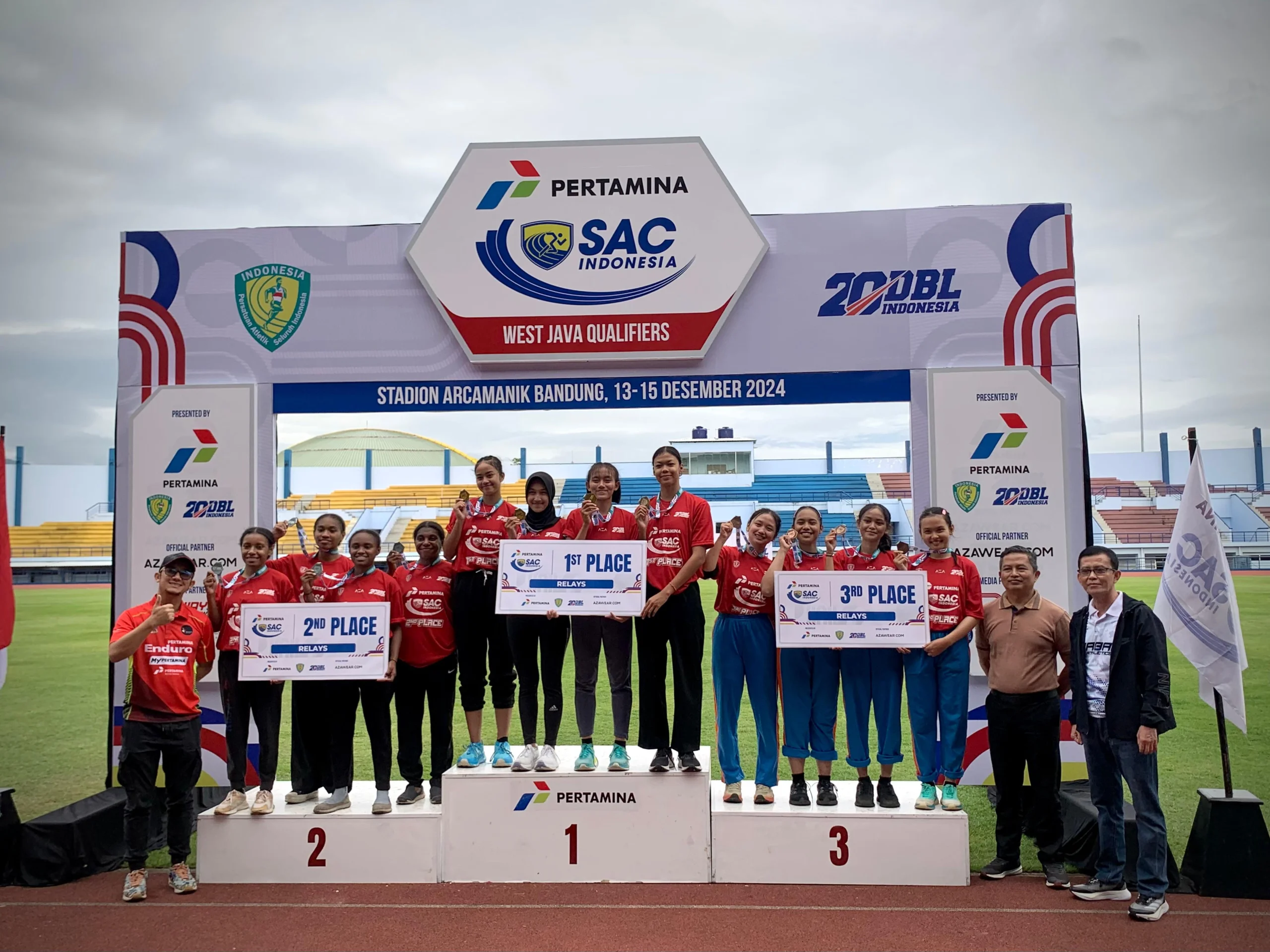 Nadia Aisha (Podium 1 Kanan) dan kawan-kawan berhasil bawa SMAN 27 Bandung berlaga di kejuaraan Nasional Pertamina SAC Championship (Sadam / JE)