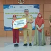 Pj Wali Kota Cimahi, Dicky Saromi saat Berikan Penghargaan pada Sejumlah Siswa Siswi Berprestasi di Cimahi (mong)