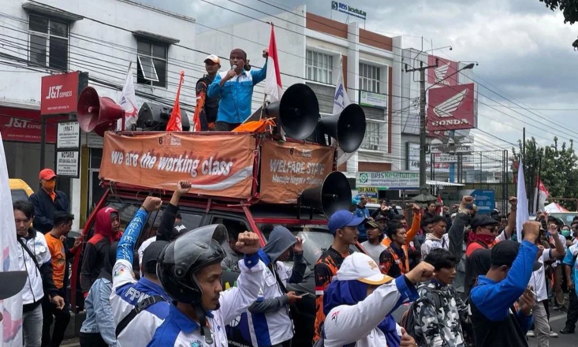 Ilustrasi buruh yang tergabung dalam serikat kerja Bandung Barat menuntut kenaikan UMK dan UMSK tahun 2025. Dok Jabar Ekspres