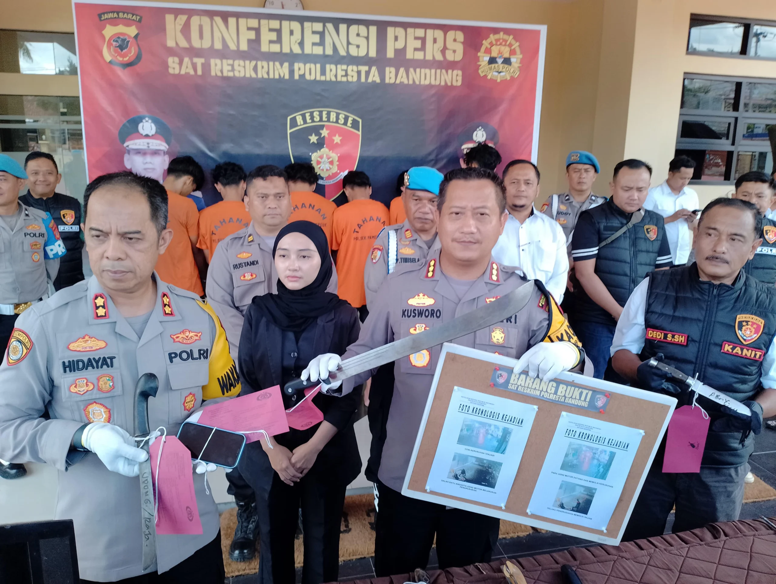 Kepolisian Resor Kota (Polresta) Bandung mengamankan sekelompok remaja bermotor yang sebelumnya sudah meresahkan dengan melakukan pengrusakan dan penganiayaan secara membabi buta.