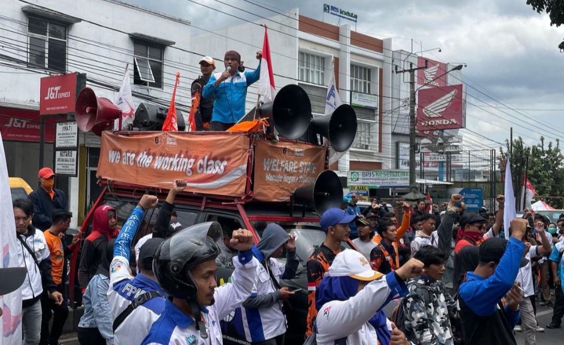 Ist. buruh yang tergabung dalam serikat kerja Bandung Barat menuntut kenaikan UMK dan UMSK tahun 2025. Dok Jabar Ekspres