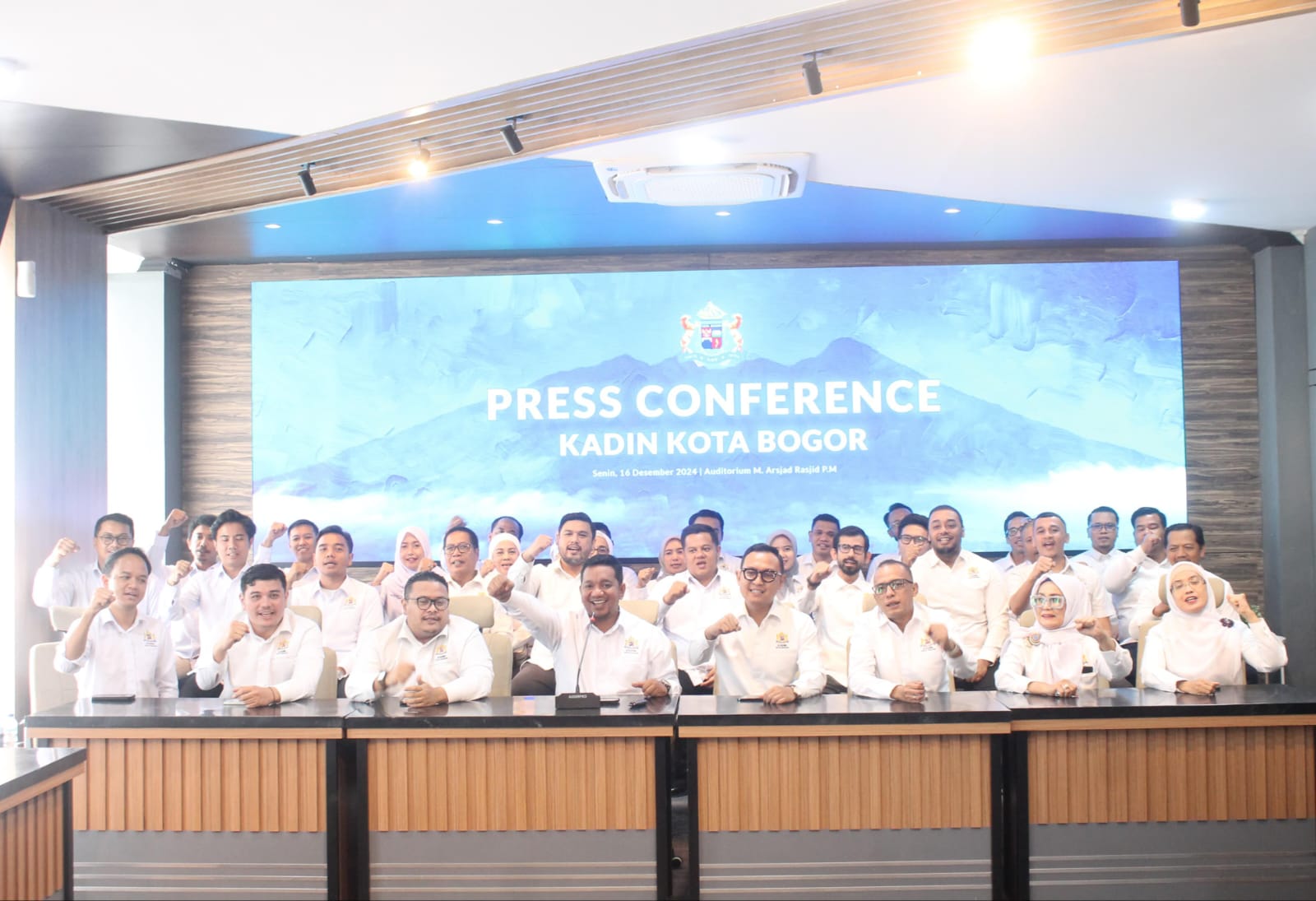 Jajaran Kadin Kota Bogor usai menggelar rapat, Senin (16/12). (Yudha Prananda / Jabar Ekspres)