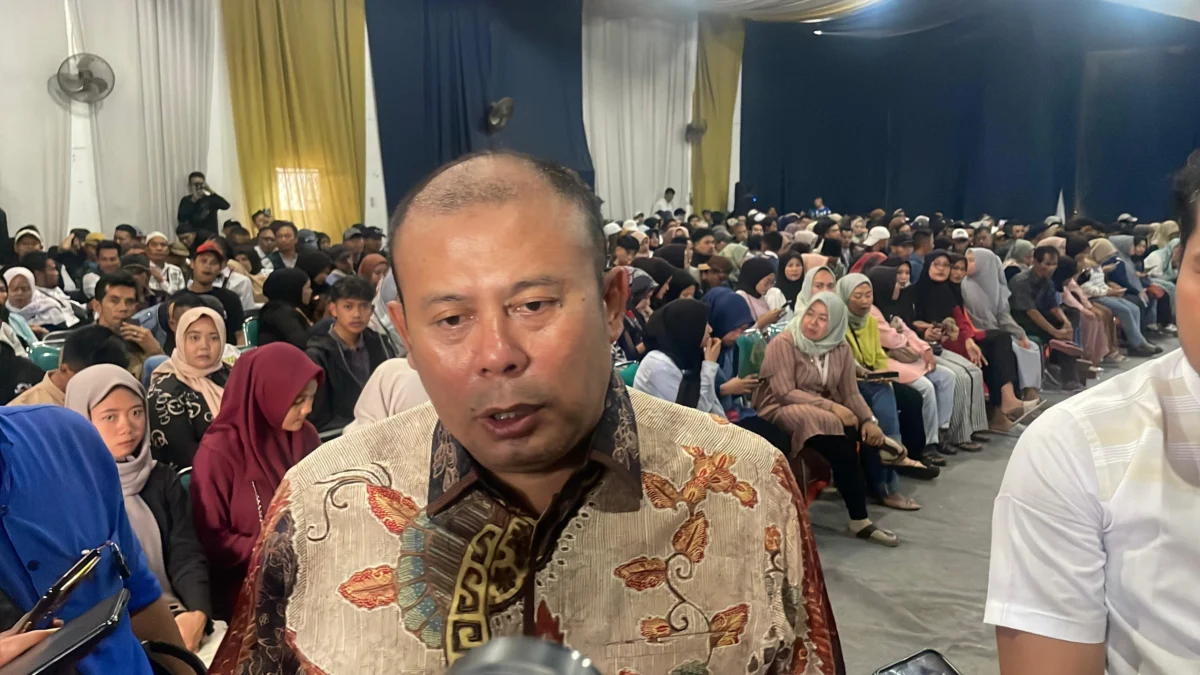 Wakil ketua Dewan Perwakilan Rakyat (DPR) RI bidang Kesejahteraan Rakyat (Korkesra), Cucun Ahmad Syamsurijal menyampaikan rasa keprihatinannya atas maraknya judi online (judol) yang menyasar masyarakat di Solokan Jeruk, Kabupaten Bandung. (Agi / Jabar Ekspres)