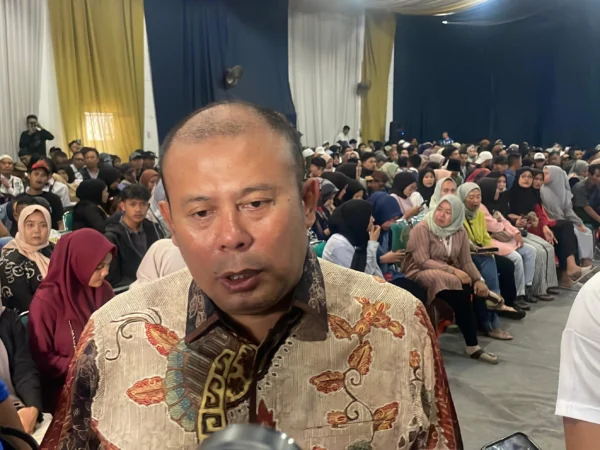 Wakil ketua Dewan Perwakilan Rakyat (DPR) RI bidang Kesejahteraan Rakyat (Korkesra), Cucun Ahmad Syamsurijal menyampaikan rasa keprihatinannya atas maraknya judi online (judol) yang menyasar masyarakat di Solokan Jeruk, Kabupaten Bandung. (Agi / Jabar Ekspres)