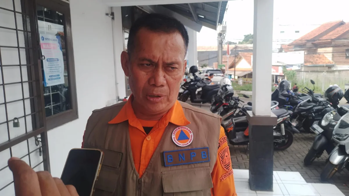 Kepala Pelaksana BPBD Kabupaten Sumedang, Atang Sutarno saat diwawancarai terkait kesiapsiagaan jelang libur Nataru. (Yanuar/Jabar Ekspres)