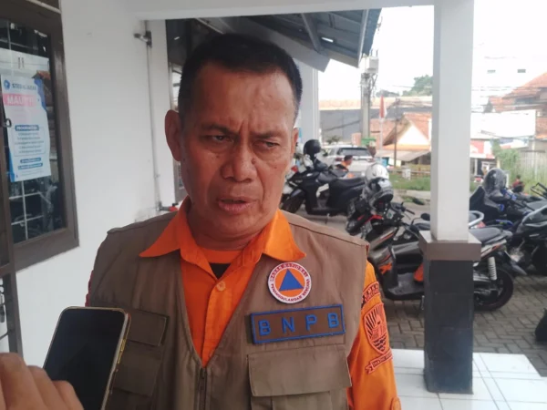 Kepala Pelaksana BPBD Kabupaten Sumedang, Atang Sutarno saat diwawancarai terkait kesiapsiagaan jelang libur Nataru. (Yanuar/Jabar Ekspres)