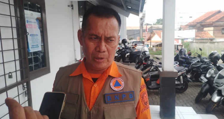 Kepala Pelaksana BPBD Kabupaten Sumedang, Atang Sutarno saat diwawancarai terkait kesiapsiagaan jelang libur Nataru. (Yanuar/Jabar Ekspres)