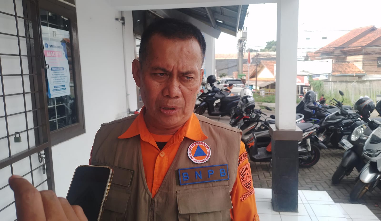 Kepala Pelaksana BPBD Kabupaten Sumedang, Atang Sutarno saat diwawancarai terkait kesiapsiagaan jelang libur Nataru. (Yanuar/Jabar Ekspres)