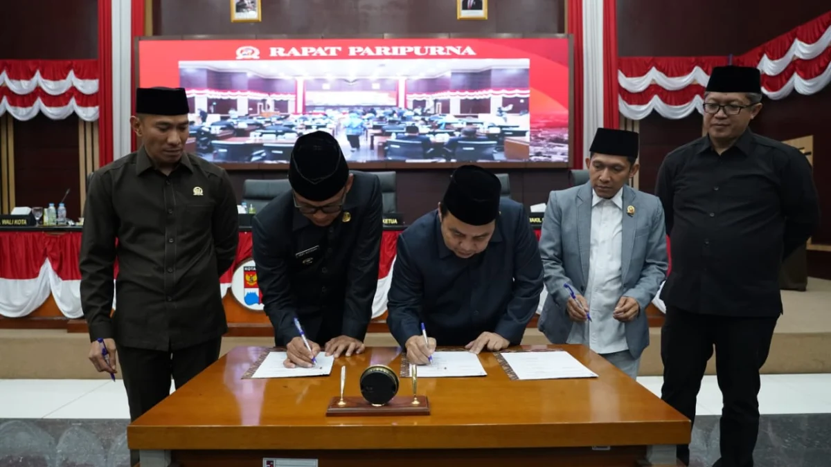 Jajaran pimpinan DPRD Kota Bogor bersama Pj Wali Kota Bogor, Hery Antasari mensahkan RAPBD 2025. (Foto: Humpro DPRD Kota Bogor)