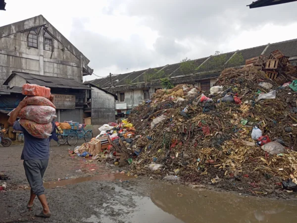 Dok. Tumpukan sampah di kawasan komersil Pasar Caringin Bandung. Selasa (17/12). Foto. Nizar Jabar Ekspres.