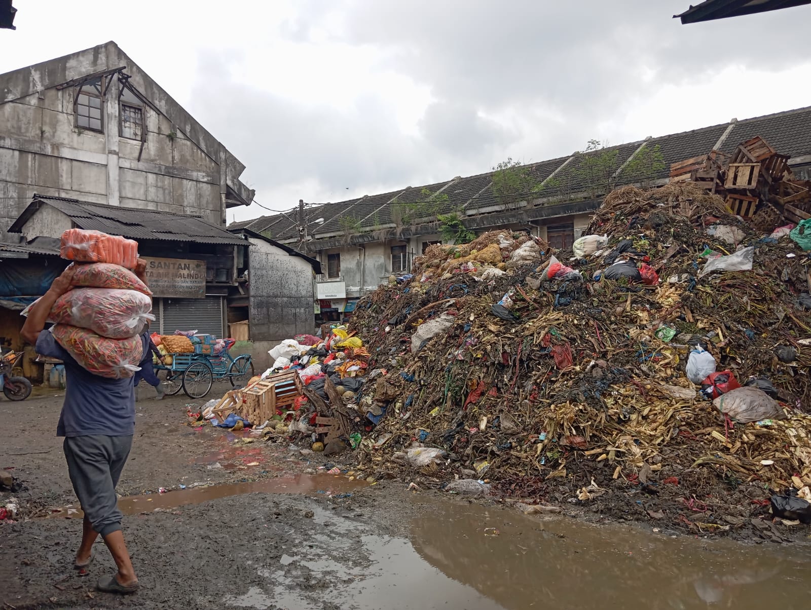 Dok. Tumpukan sampah di kawasan komersil Pasar Caringin Bandung. Selasa (17/12). Foto. Nizar Jabar Ekspres.