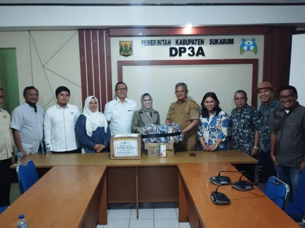 Jajaran Tim Pansus DPRD Kota Bogor saat menyambangi Pemkab Sukabumi untuk menyalurkan bantuan bencana, Selasa (17/12).(Yudha Prananda / Istimewa)