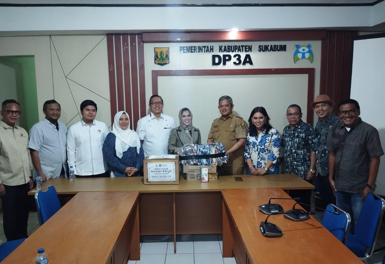 Jajaran Tim Pansus DPRD Kota Bogor saat menyambangi Pemkab Sukabumi untuk menyalurkan bantuan bencana, Selasa (17/12).(Yudha Prananda / Istimewa)