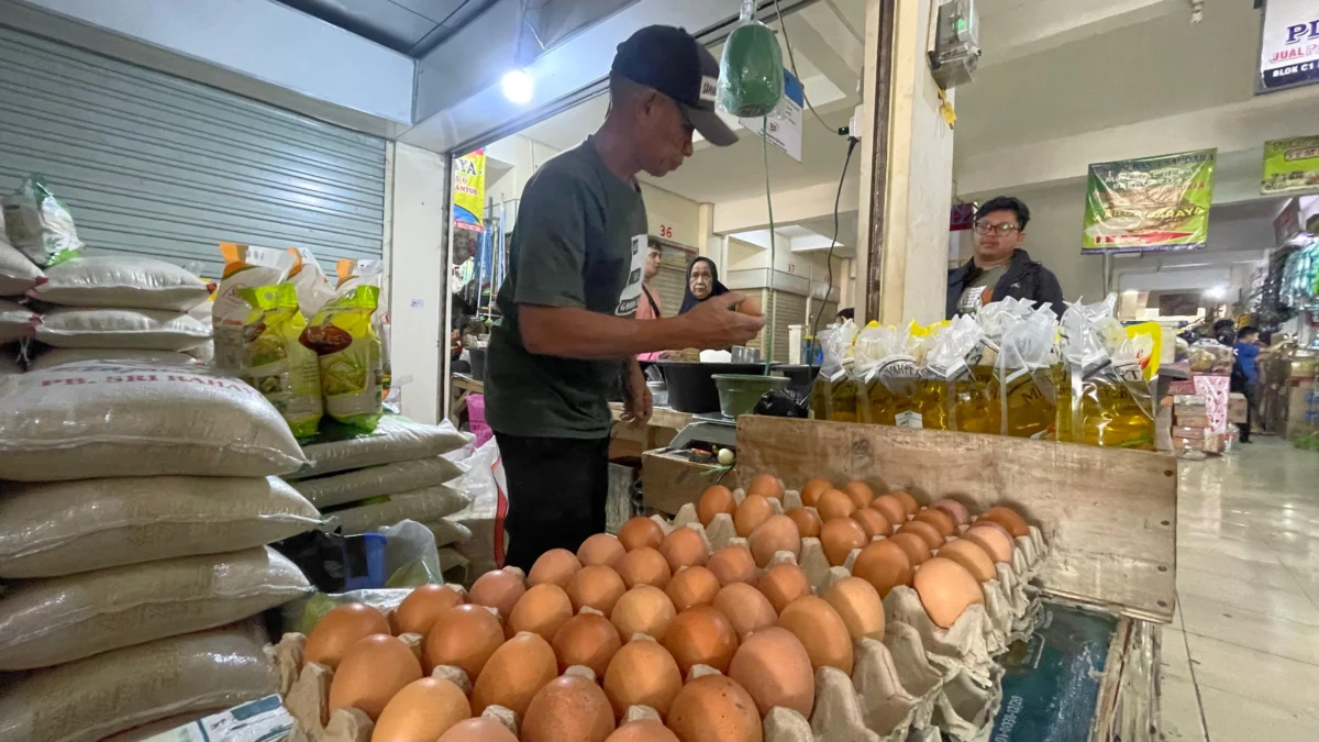 Pedagang di Pasar Tradisional Tagog Padalarang, Bandung Barat tengah melayani pembeli. Selasa (17/12). Dok Jabar Ekspres