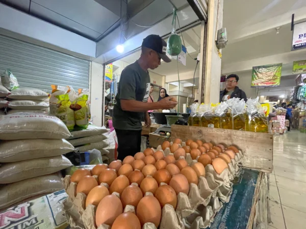 Pedagang di Pasar Tradisional Tagog Padalarang, Bandung Barat tengah melayani pembeli. Selasa (17/12). Dok Jabar Ekspres