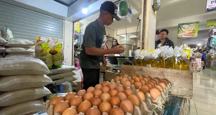 Pedagang di Pasar Tradisional Tagog Padalarang, Bandung Barat tengah melayani pembeli. Selasa (17/12). Dok Jabar Ekspres