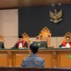 Saksi sekaligus mantan Bupati Majalengka, Karna Sobahi hadir di sidang lanjutan kasus korupsi Pasar Sindangkasih, Cigasong (Sadam / JE)