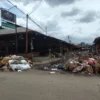 Gunungan sampah di Pasar Gedebage, Kota Bandung.(son)