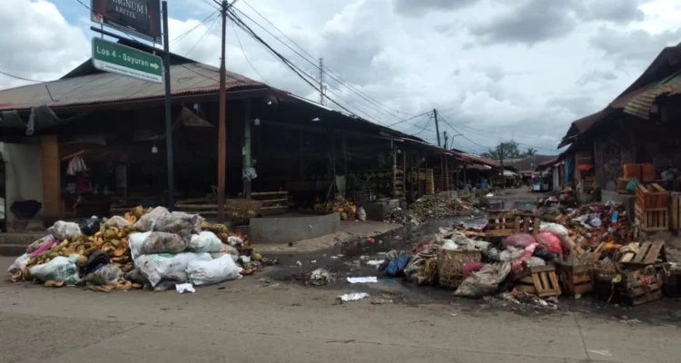 Gunungan sampah di Pasar Gedebage, Kota Bandung.(son)