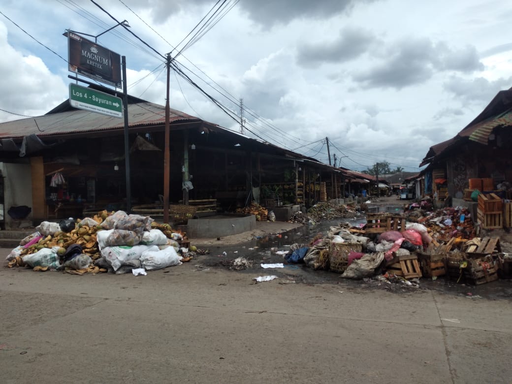 Gunungan sampah di Pasar Gedebage, Kota Bandung.(son)