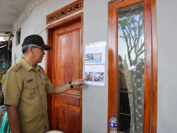 Pj Wali Kota Cimahi, Dicky Saromi saat Meninjau Sejumlah Rumah Program Rutilahu Pemkot Cimahi di RW 009 Kelurahan Baros (MONG)