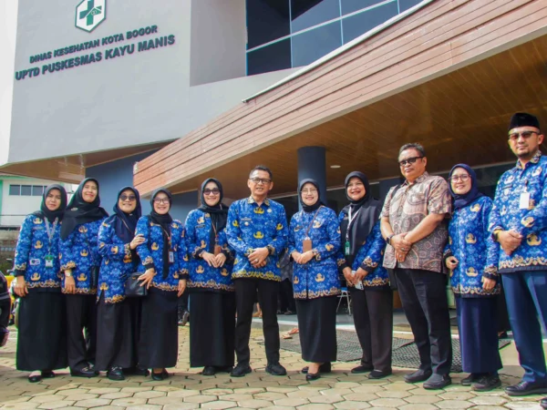 Pj Wali kota Bogor, Hery Antasari bersama jajaran usai meresmikan pembangunan UPTD Puskesmas Kayu Manis, Selasa (17/12). (Yudha Prananda / Jabar Ekspres)