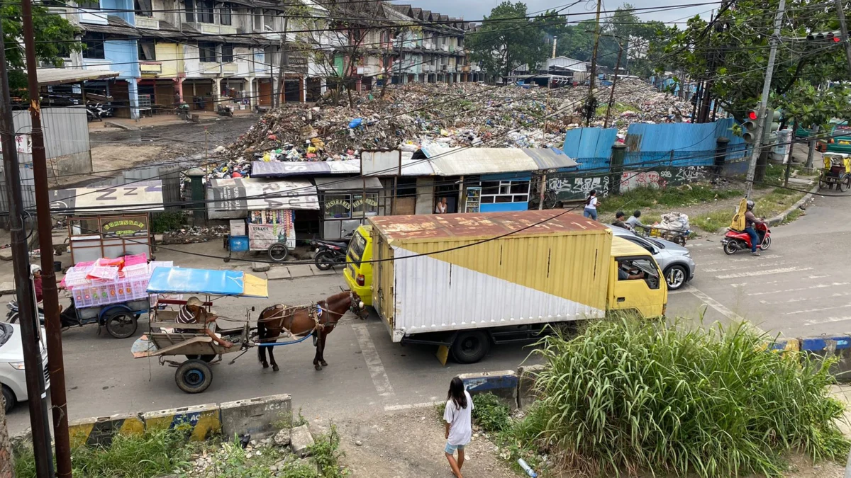 Ist. Gunungan sampah di Kawasan Komersil Pasar Caringin Bandung. Dok. Jabar Ekspres.