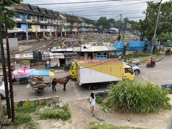 Ist. Gunungan sampah di Kawasan Komersil Pasar Caringin Bandung. Dok. Jabar Ekspres.