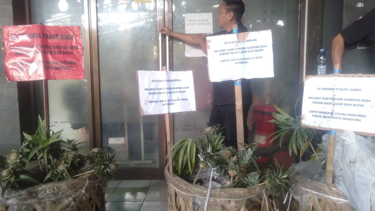 Massa aksi dari pedagang Pasar Gedebage hingga mahasiswa kirim 3 keranjang sampah ke Perumda Pasar/