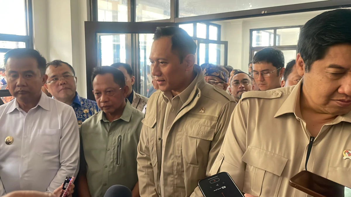 Menteri Koordinator Bidang Infrastruktur dan Pembangunan Kewilayahan (Menko Infra), Agus Harimurti Yudhoyono (AHY) saat melakukan peresmian di Rusunawa Rancaekek, Rabu (18/12). Foto Agi