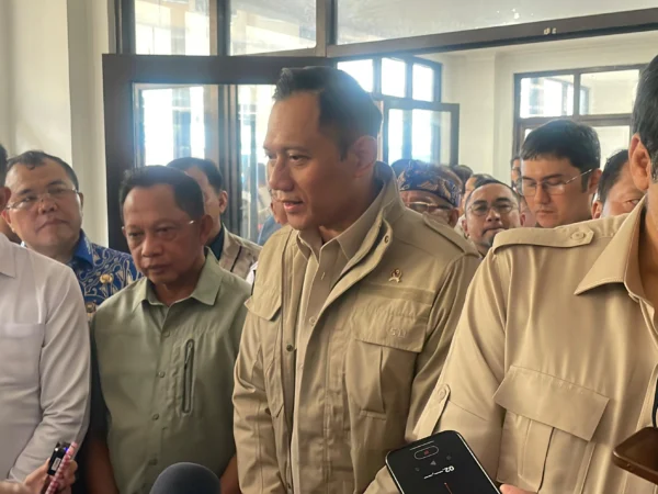 Menteri Koordinator Bidang Infrastruktur dan Pembangunan Kewilayahan (Menko Infra), Agus Harimurti Yudhoyono (AHY) saat melakukan peresmian di Rusunawa Rancaekek, Rabu (18/12). Foto Agi