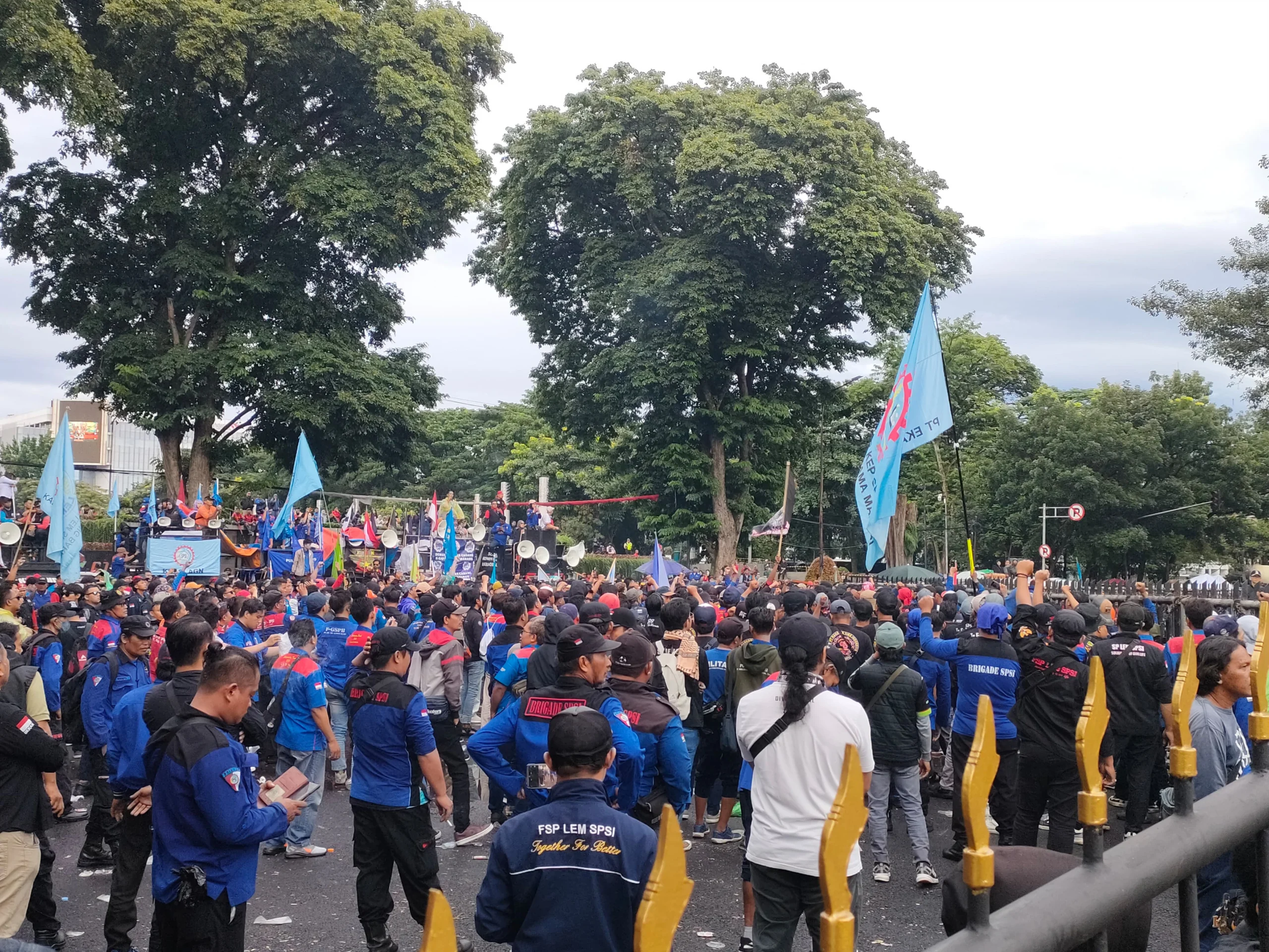 Dok. Buruh di Jabar saat lakukan aksi di depan gedung sate Bandung. Foto Nugraha.