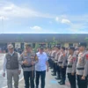 Pj Wali Kota Cimahi, Dicky Saromi beserta Kapolres Cimahi, AKBP Tri Suhartanto dan Pj Bupati Kabupaten Bandung Barat, Ade Zakir saat Meninjau Personel Persiapan Pengamanan Nataru. (Mong / Jabar Ekspres)