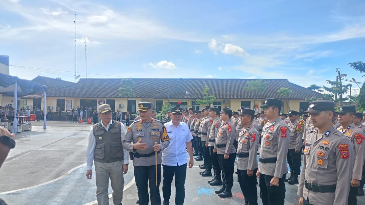 Pj Wali Kota Cimahi, Dicky Saromi beserta Kapolres Cimahi, AKBP Tri Suhartanto dan Pj Bupati Kabupaten Bandung Barat, Ade Zakir saat Meninjau Personel Persiapan Pengamanan Nataru. (Mong / Jabar Ekspres)