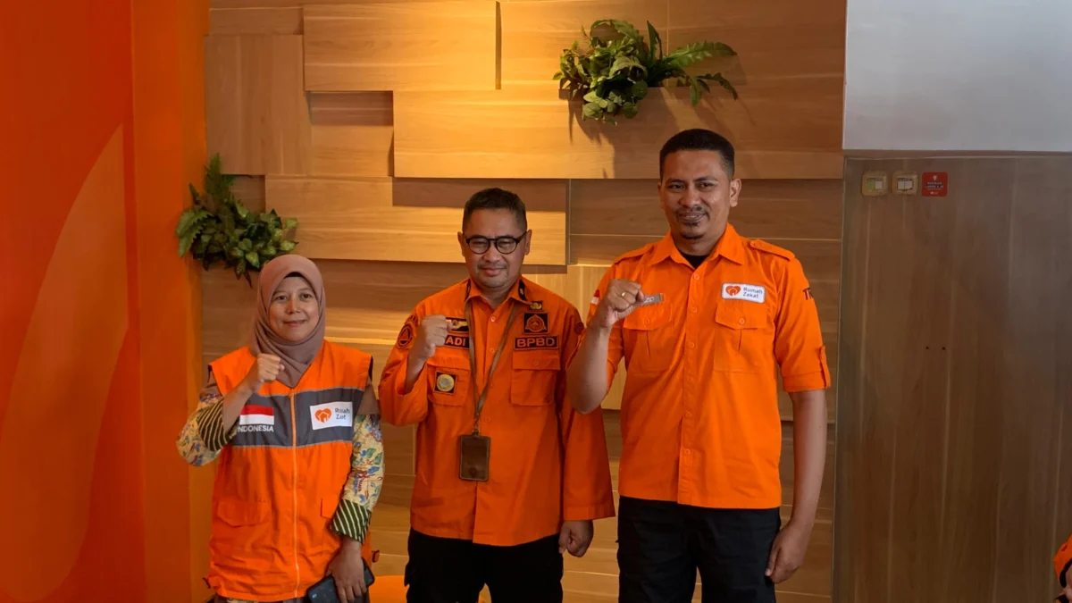 Humanitarian Division Head Rumah Zakat, Izzatul Yazid (Kanan), Pranata Humas Ahli Muda BPBD Jawa Barat, Hadi Rahmat (Tengah), Chief Operation Office Rumah Zakat, Hikmah Fitriyani (Kiri) saat pressconference kesiapsiagaan menghadapi cuaca ekstream jelang nataru. (Sadam / JE)