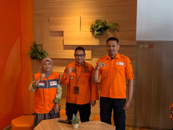 Humanitarian Division Head Rumah Zakat, Izzatul Yazid (Kanan), Pranata Humas Ahli Muda BPBD Jawa Barat, Hadi Rahmat (Tengah), Chief Operation Office Rumah Zakat, Hikmah Fitriyani (Kiri) saat pressconference kesiapsiagaan menghadapi cuaca ekstream jelang nataru. (Sadam / JE)