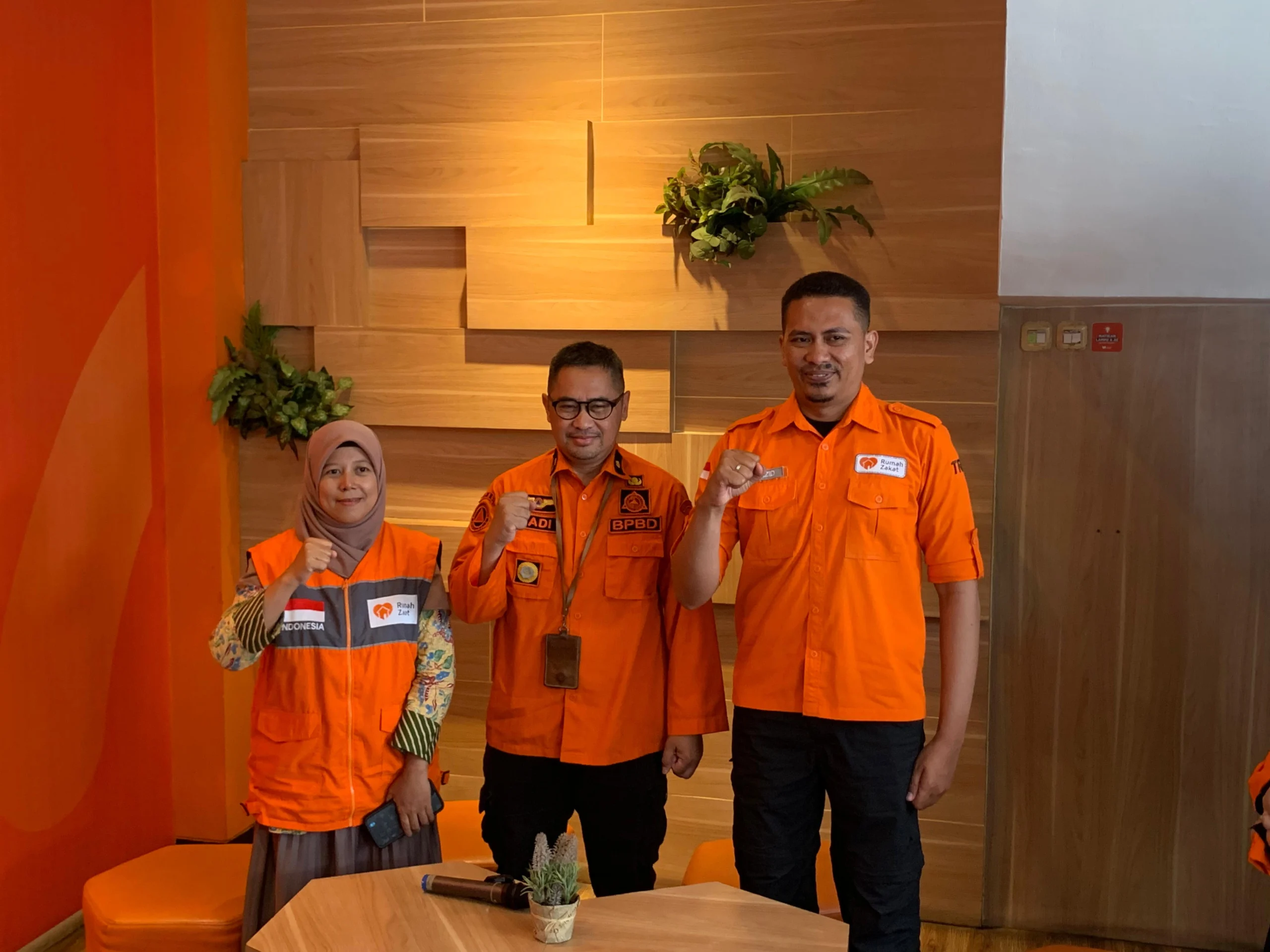 Humanitarian Division Head Rumah Zakat, Izzatul Yazid (Kanan), Pranata Humas Ahli Muda BPBD Jawa Barat, Hadi Rahmat (Tengah), Chief Operation Office Rumah Zakat, Hikmah Fitriyani (Kiri) saat pressconference kesiapsiagaan menghadapi cuaca ekstream jelang nataru. (Sadam / JE)