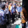 Pj Wali Kota Cimahi, Dicky Saromi bersama Kepala DPKP Kota Cimahi, Endang saat Meninjau Sanitasi di RW 04 Kelurahan Baros (mong)