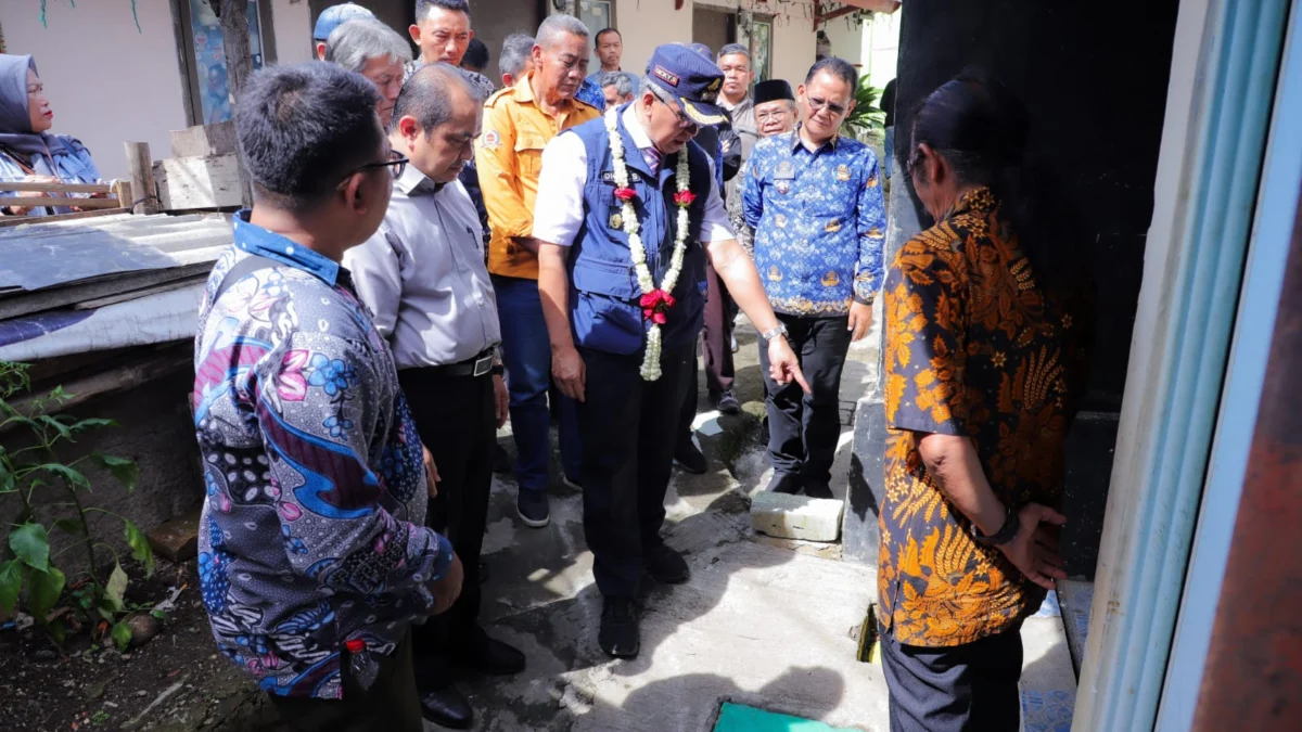 Pj Wali Kota Cimahi, Dicky Saromi bersama Kepala DPKP Kota Cimahi, Endang saat Meninjau Sanitasi di RW 04 Kelurahan Baros (mong)