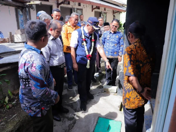 Pj Wali Kota Cimahi, Dicky Saromi bersama Kepala DPKP Kota Cimahi, Endang saat Meninjau Sanitasi di RW 04 Kelurahan Baros (mong)