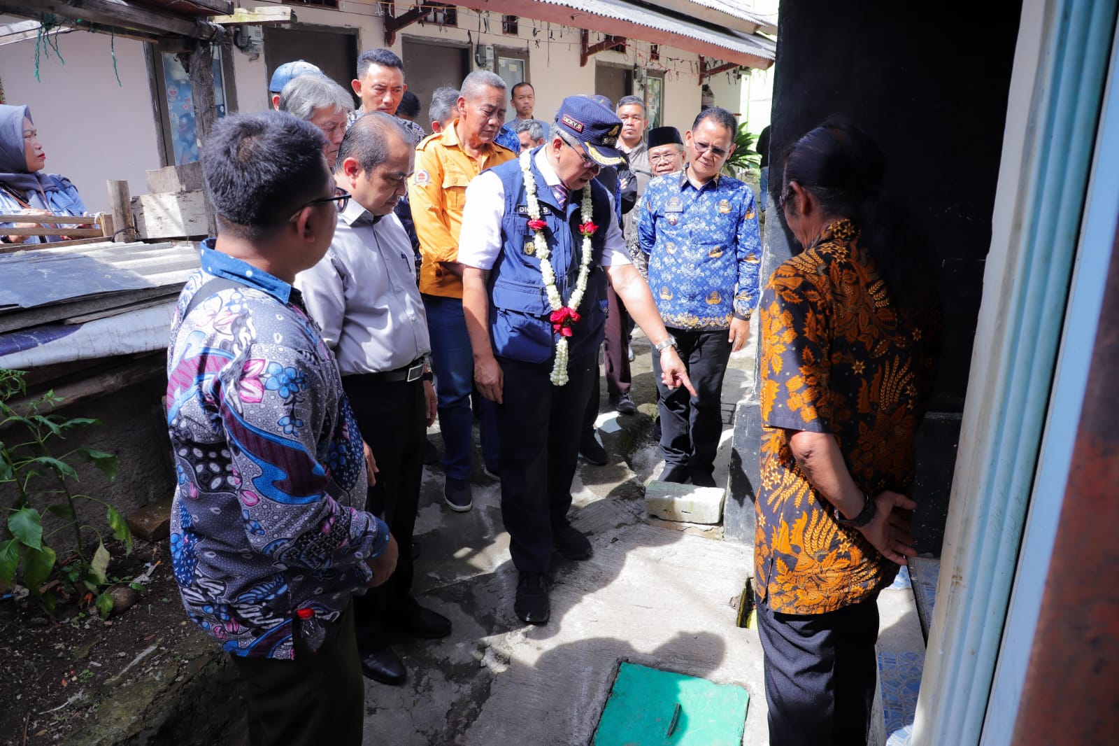 Pj Wali Kota Cimahi, Dicky Saromi bersama Kepala DPKP Kota Cimahi, Endang saat Meninjau Sanitasi di RW 04 Kelurahan Baros (mong)