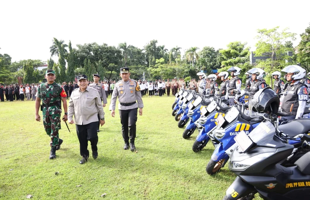 PJ Bupati Bogor saat meninjau pasukan untuk perayaan Natal dan tahun baru. Foto : Sandika Fadilah /Jabarekspres.com