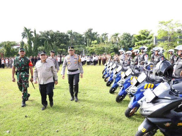 PJ Bupati Bogor saat meninjau pasukan untuk perayaan Natal dan tahun baru. Foto : Sandika Fadilah /Jabarekspres.com